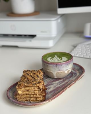 Coffee & matcha at home 🤎✨. Ne vždy moje kávičky vypadaly takto. Poslední fotka je z roku 2023, kdy jsem se o kávu začala...