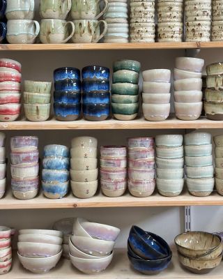 Co myslíte, bude zase nějaká nová jarní limitka? 🤭🌸 Koupila jsem si u @propec_ceramics nějakou bublinkovou glazuru, kterou...