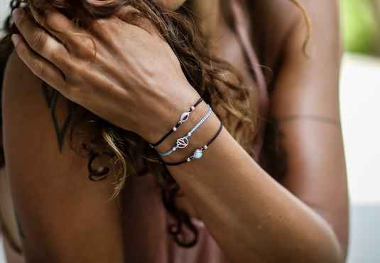 Šňůrkové náramky