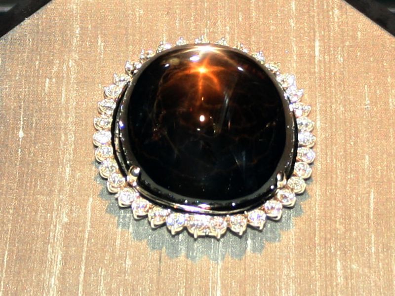 Asterický safír - Černá hvězda Queenslandu