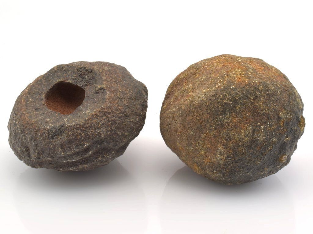 Moqui marbles. Rozměry: 3,5 a 3,5 cm; Hmotnost: 33 a 39g; Lokalita: Utah (USA)