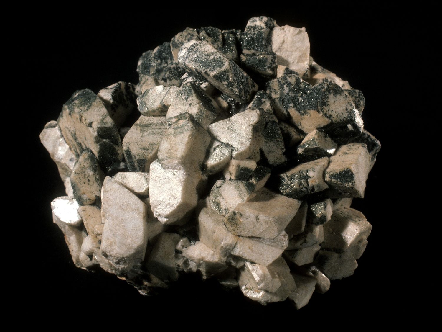 Minerál albit s chloritem z oblasti Salzburg.