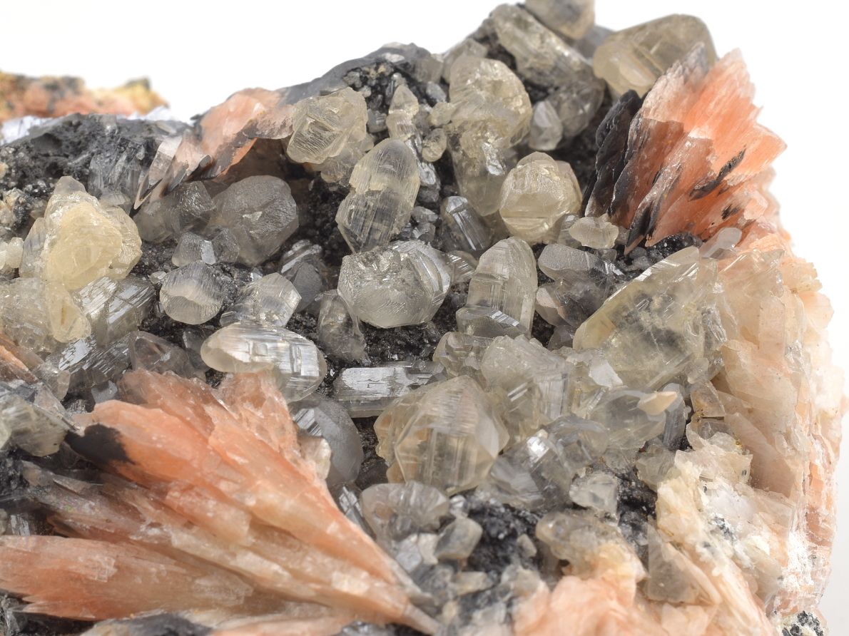 Cerusit s galenitem a narůžovělým barytem na vzorku.