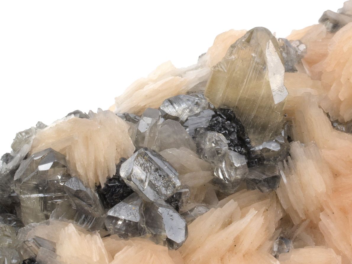 Minerální asociace cerusitu, galenitu a narůžovělého barytu na přírodním vzorku.