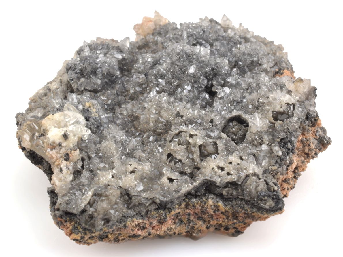 Povlak drobných krystalů cerusitu na galenitu, detail minerálního vzorku.