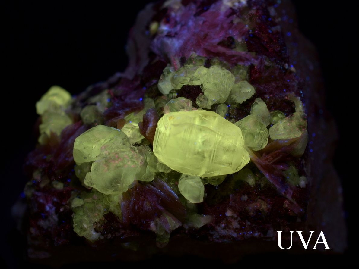 Velký cerusit pod UVA lampou žlutě fluoreskuje.