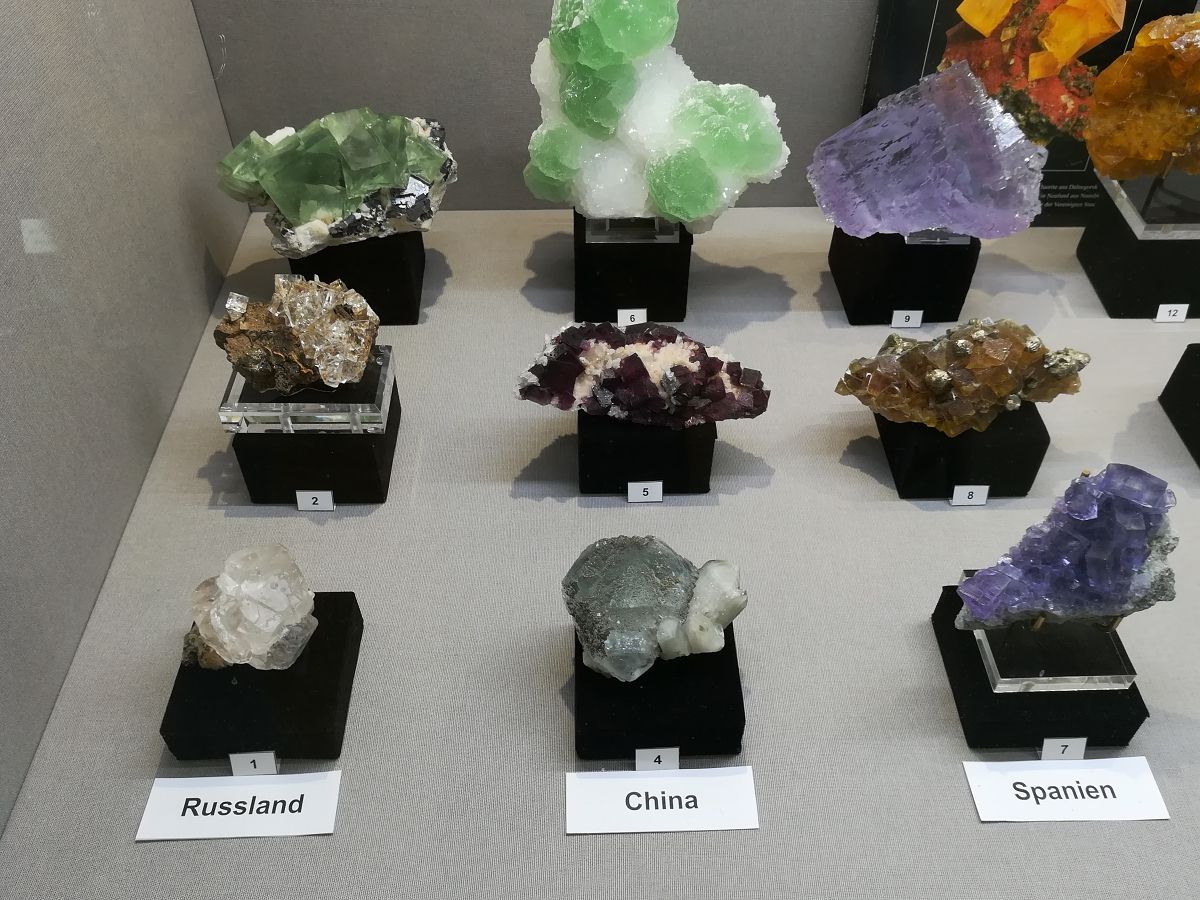 Mineralogické vzorky fluoritu z několika světových lokalit.