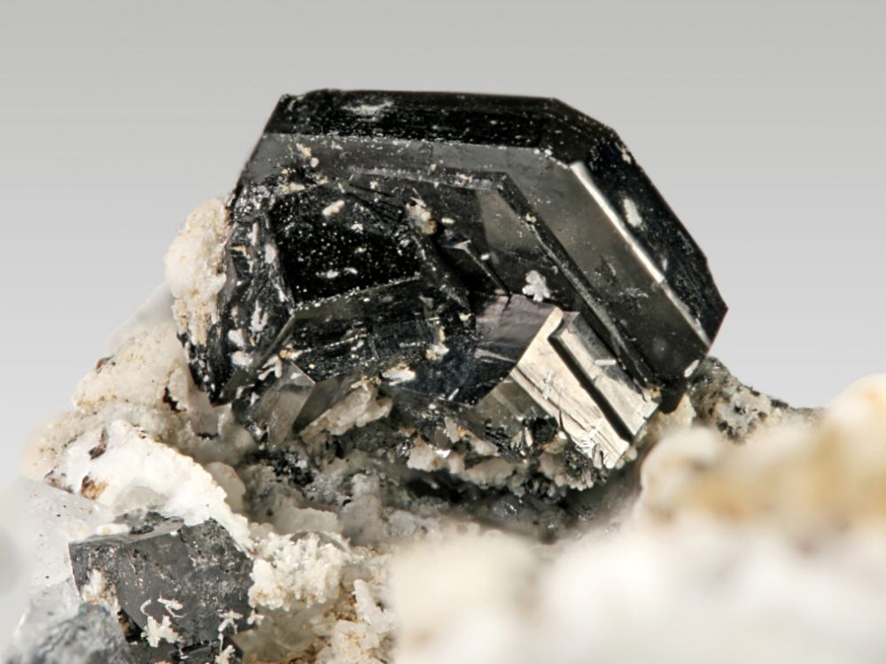 Lesklý černý minerál ilmenit, Québec, Kanada.