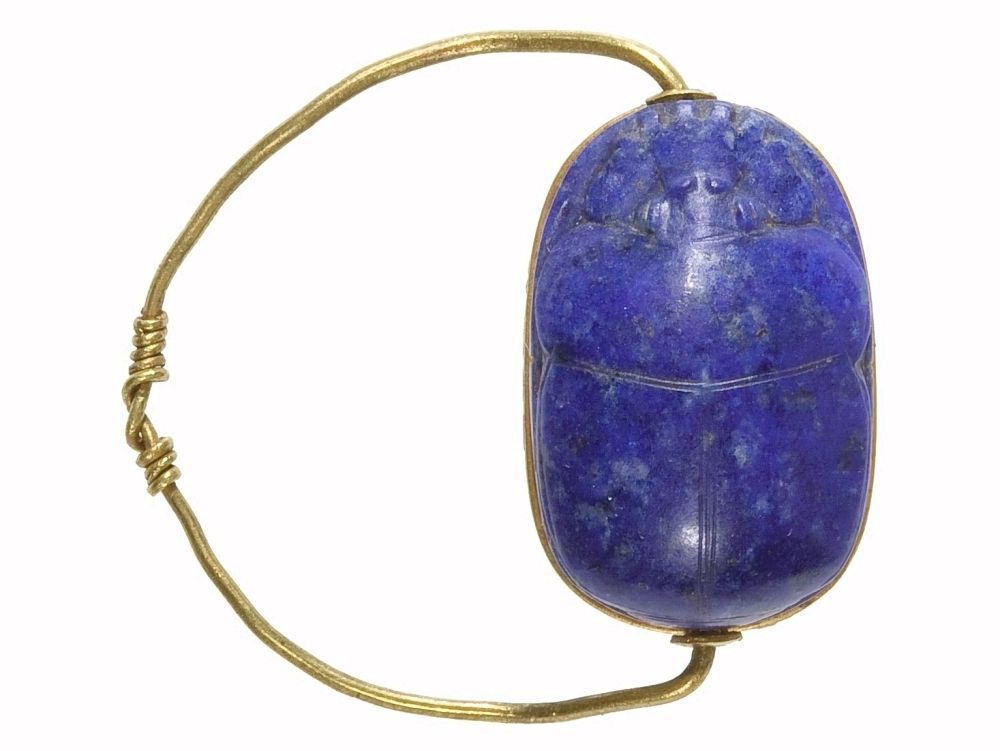 Scarabeus, zlatý prsten s lapisem lazuli.