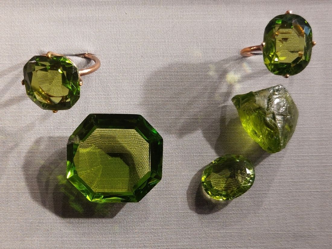 olivin surový, broušený a zasazený do prstenů