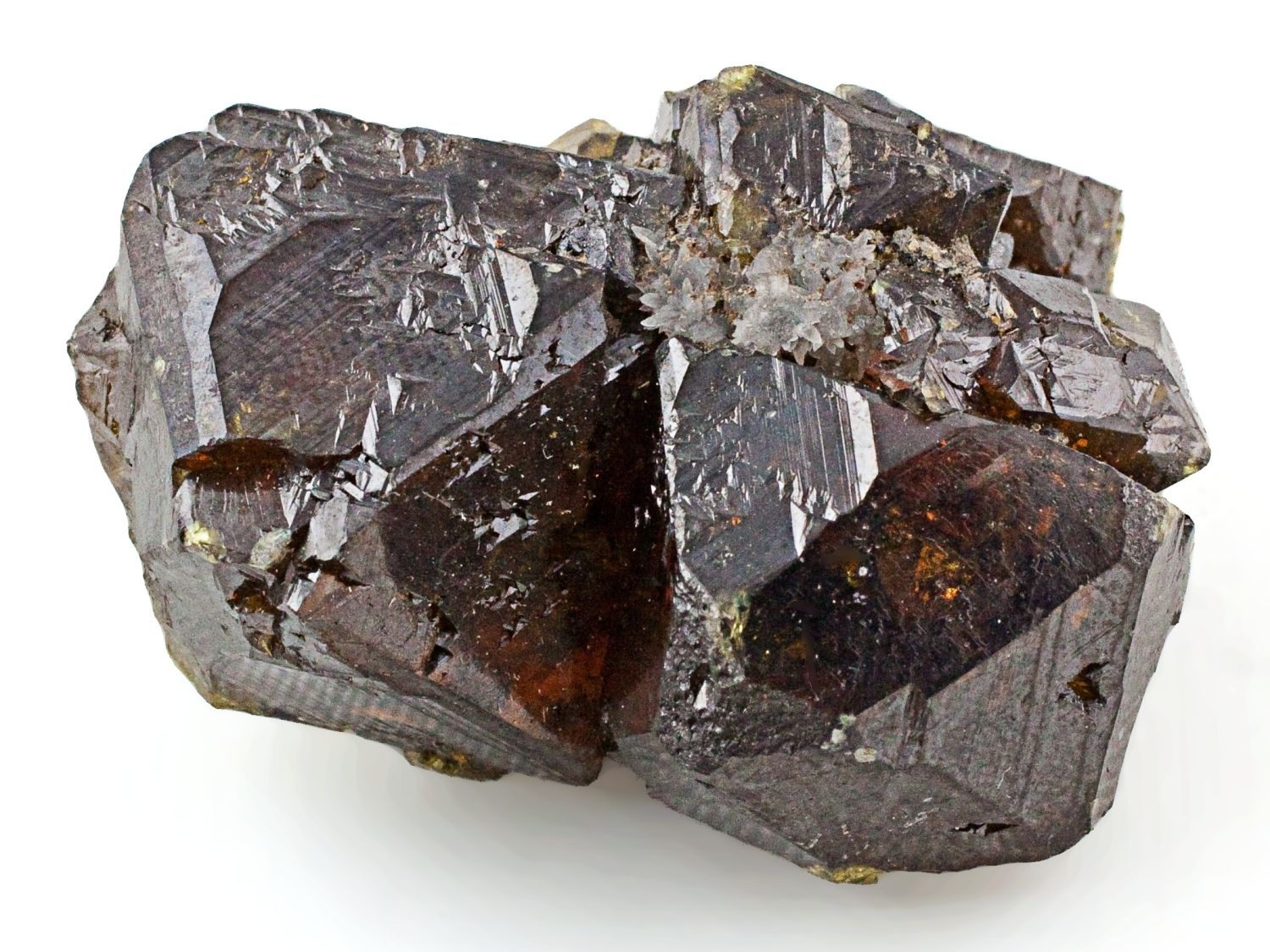 Lesklé hnědé průsvitné krystaly minerálu sfalerit z Niigata, Japonsko.