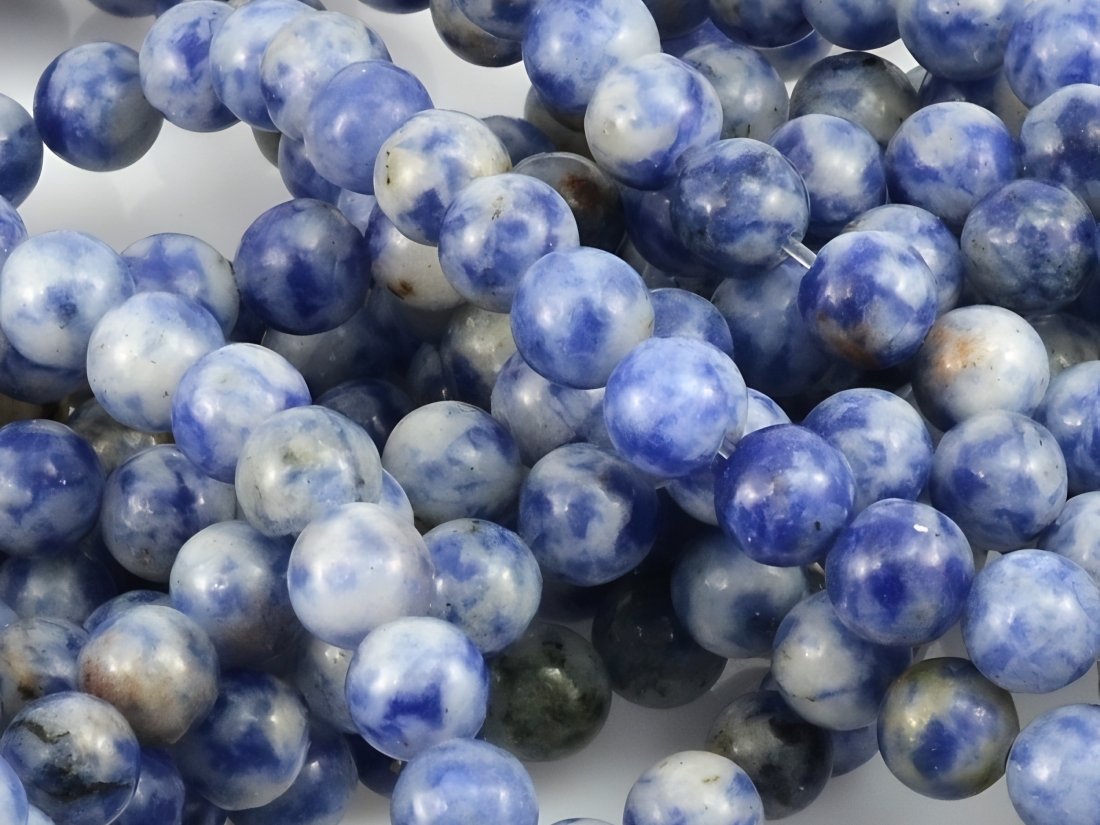 Korálky ze sodalitu.