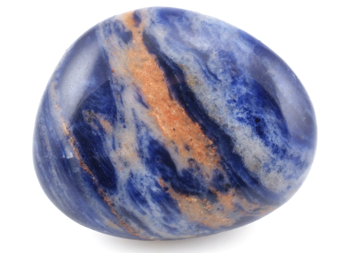 Drahý kámen sodalit s typickou modrou strukturou a kalcitovým žilkováním.