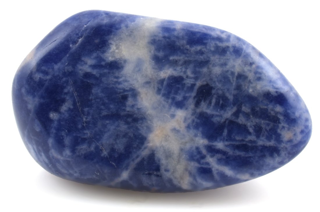 Modrý sodalit s výrazným bílým žilkováním kalcitu na povrchu kamene.