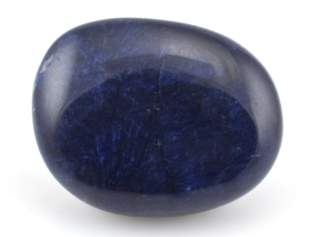 Sodalit ve velmi tmavém odstínu modré.