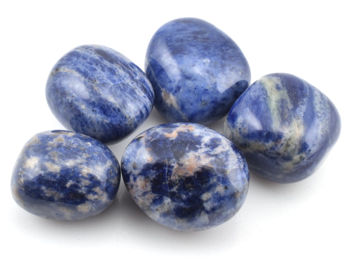 Tromlované modré kameny sodalitu z Brazílie s bílým žilkováním.