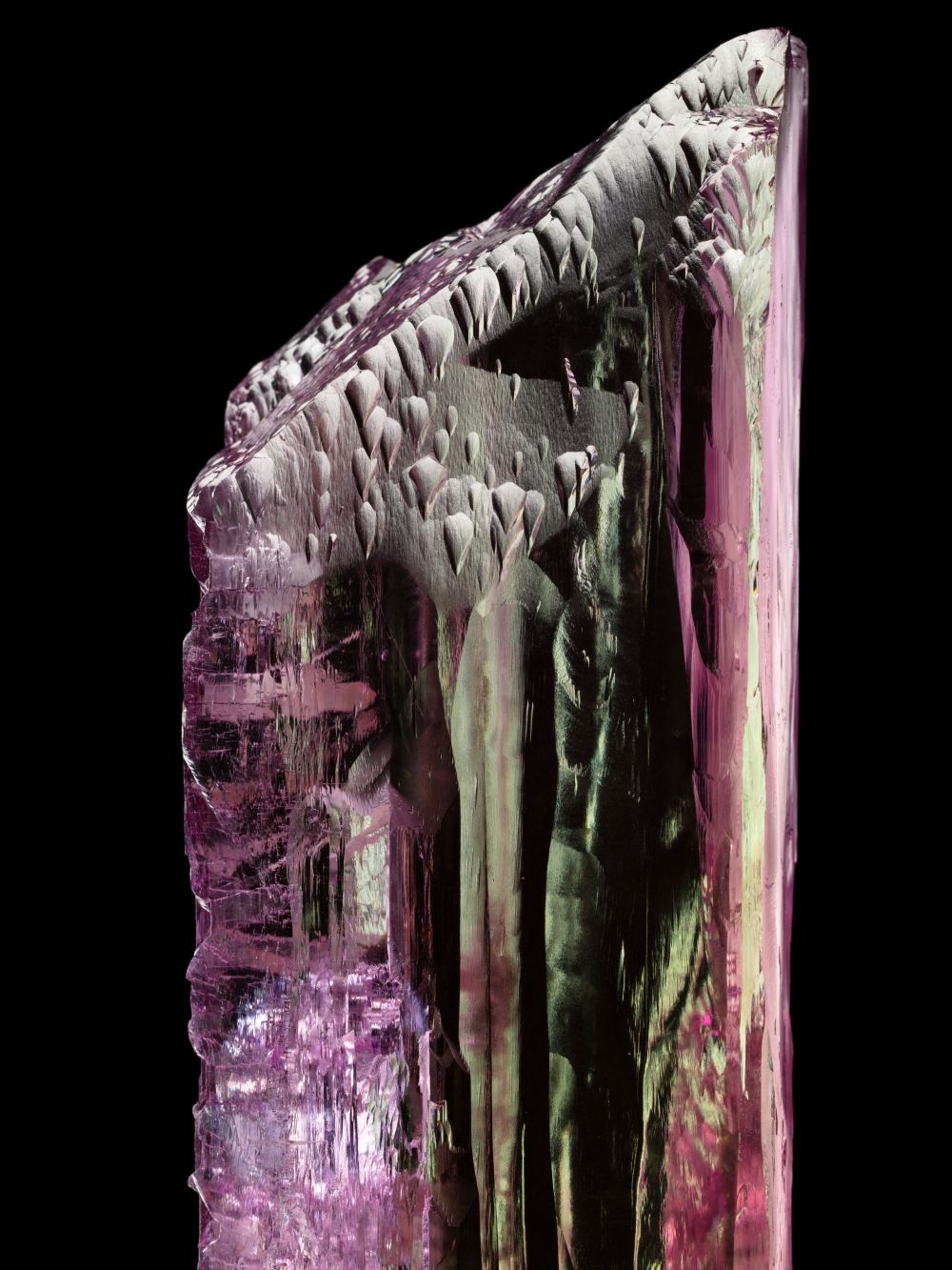 Krystal kunzitu drahokamové kvality z Brazílie.