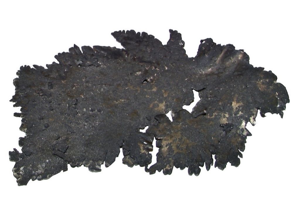 Ryzí stříbro z Kongsbergu v Norsku, plíšek s tmavým povrchem.