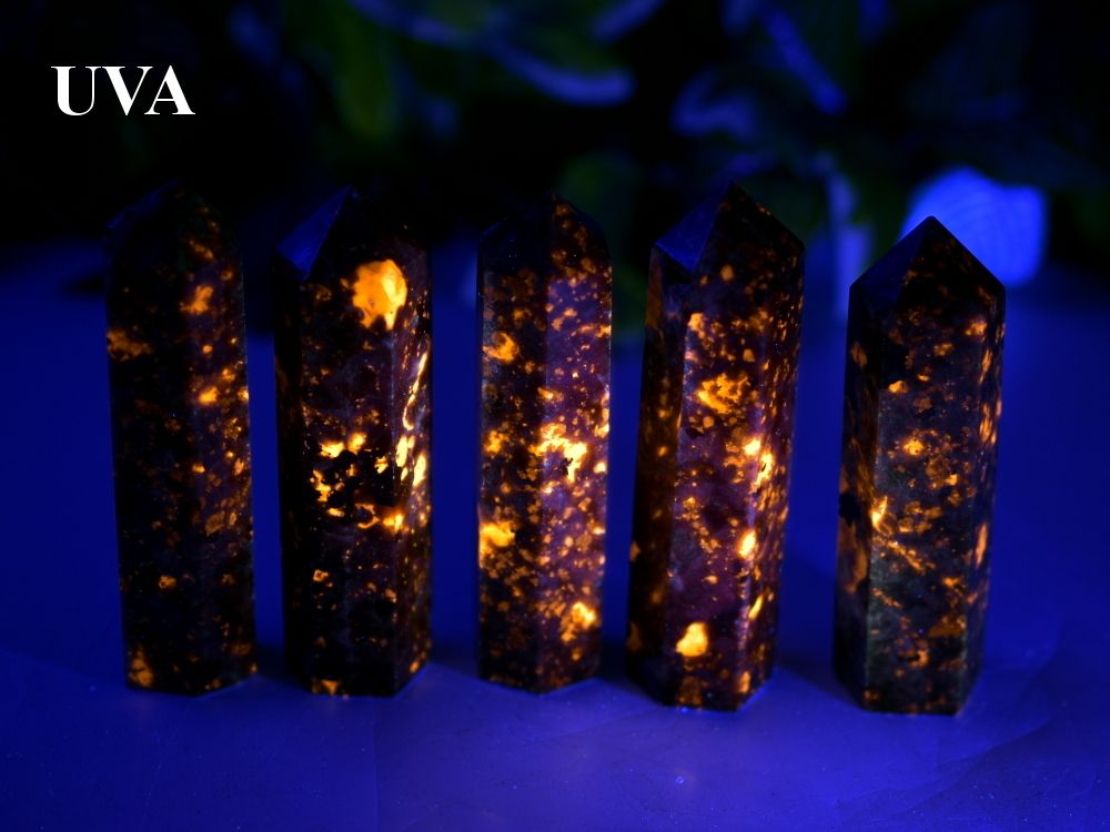 yooperlit-obelisk-pod-uva-světlem