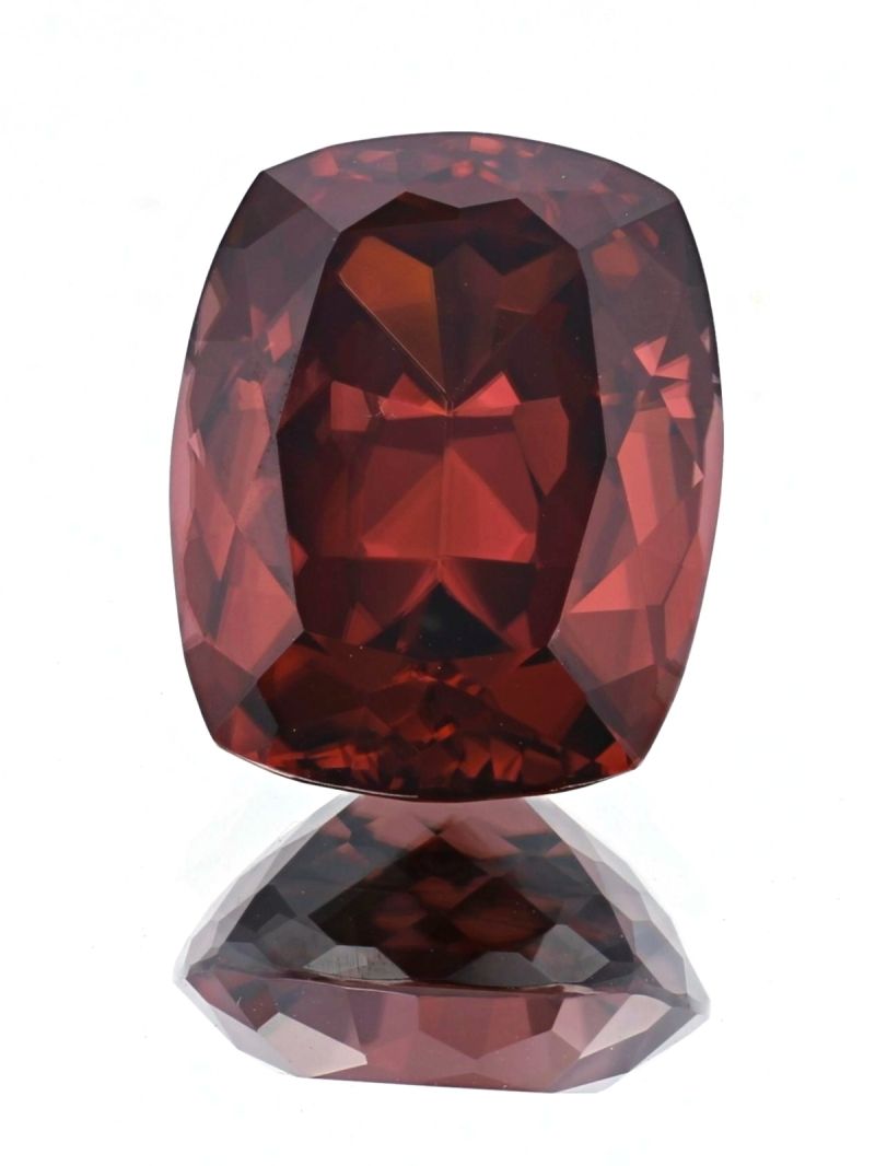 Lesklý růžovohnědý broušený zirkon 30 ct z Tanzanie, obdélníkový polštářkový brus.