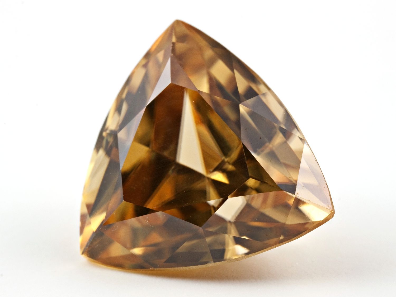 Zářivý broušený zirkon 7,46 ct pocházející z lokality Andolakaka na Madagaskaru.
