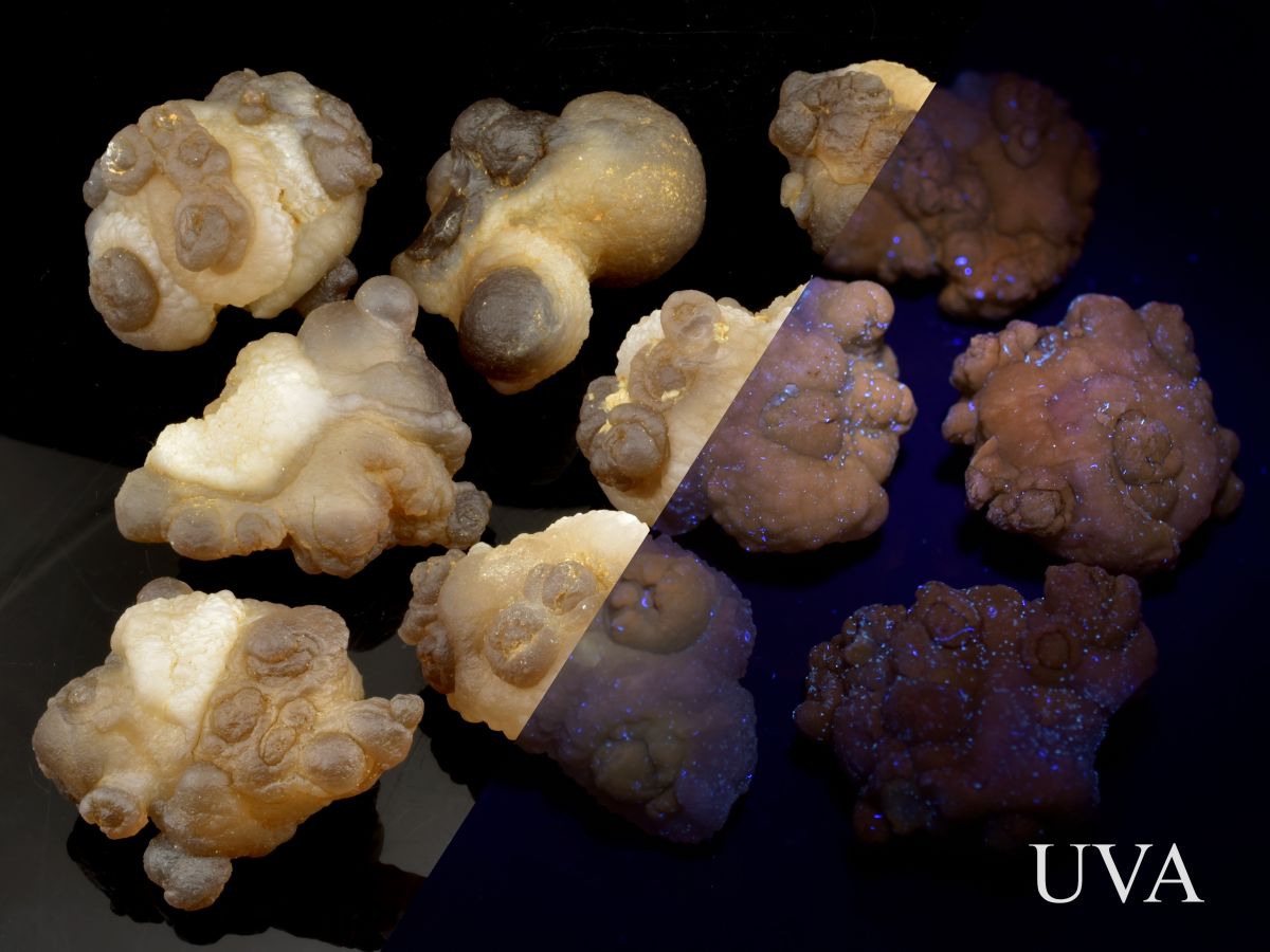 Oranžová fluorescence chalcedonů při osvětlení ultrafialovým UVA zářením v tmavém prostředí.