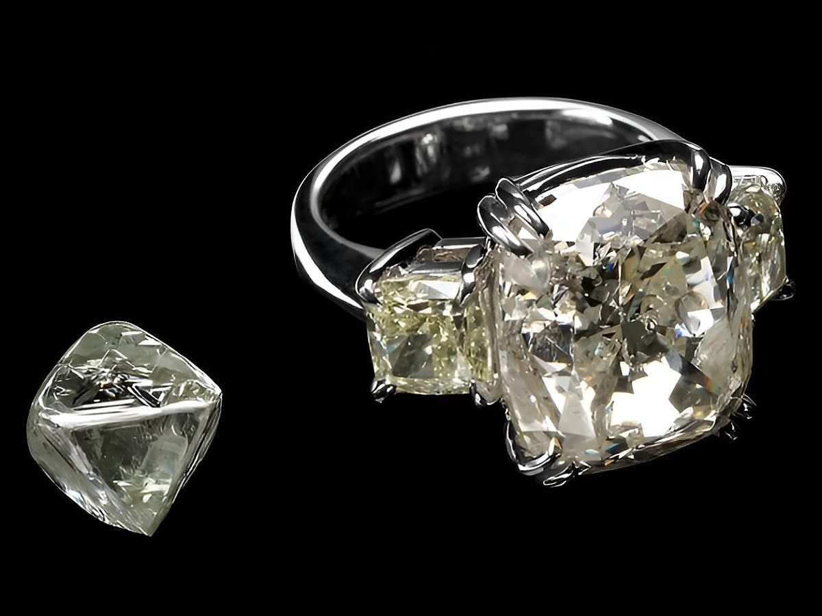 Čirý diamant krystalizující v kubické soustavě, vlevo volný krystal a vpravo ve šperku.