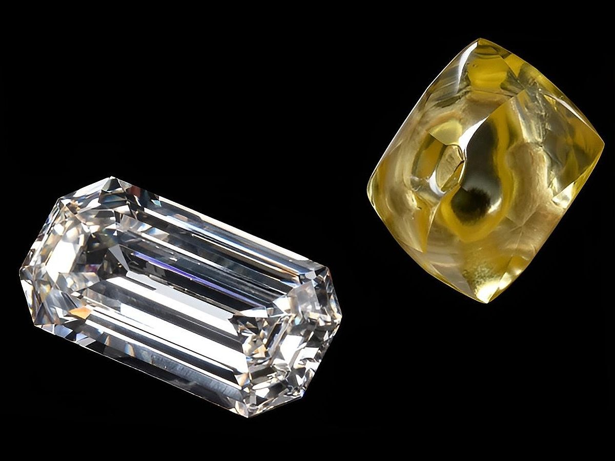 Broušený diamant vedle přírodního žlutého krystalu krystalizující v kubické soustavě.