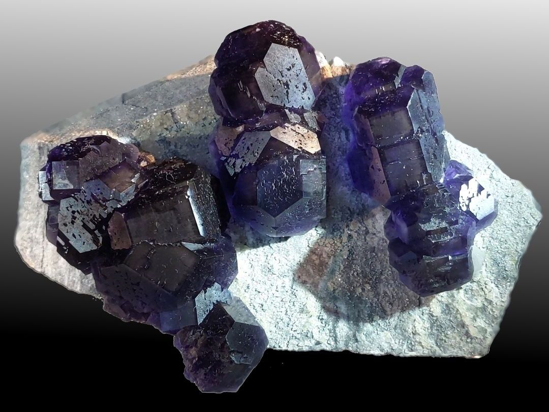 fluorit-namibie-fialovy-krystaly
