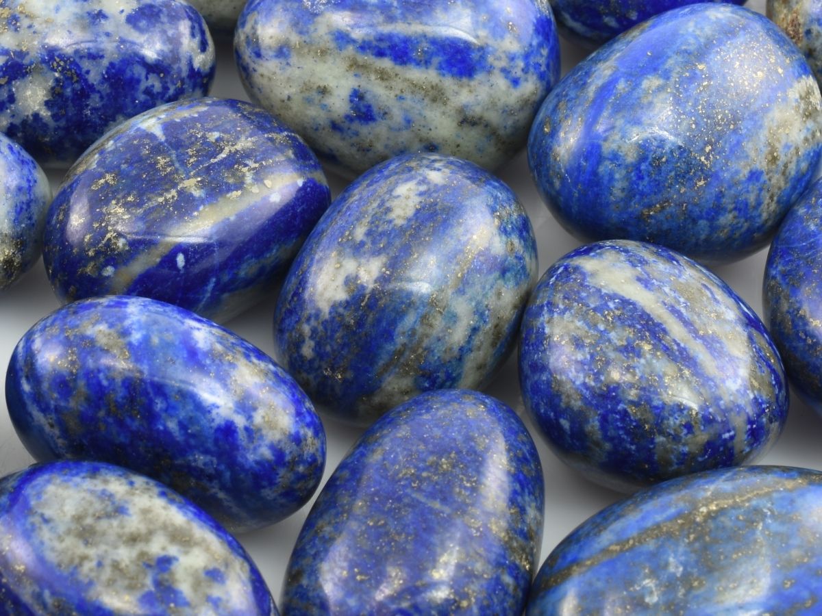 Modrý lapis lazuli, kámen tvrdosti 5–5,5 Mohs.