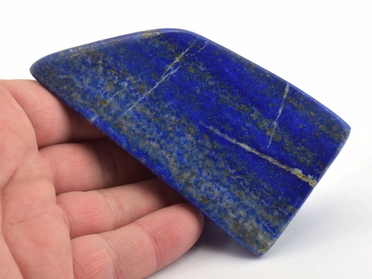 Lapis lazuli, oblíbený modrý šperkový kámen.