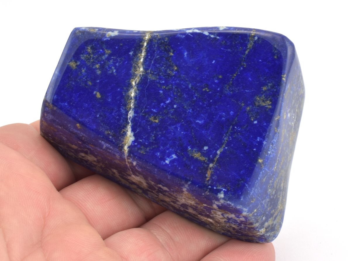 Leštěný lapis lazuli sytě modré barvy s lazuritem.