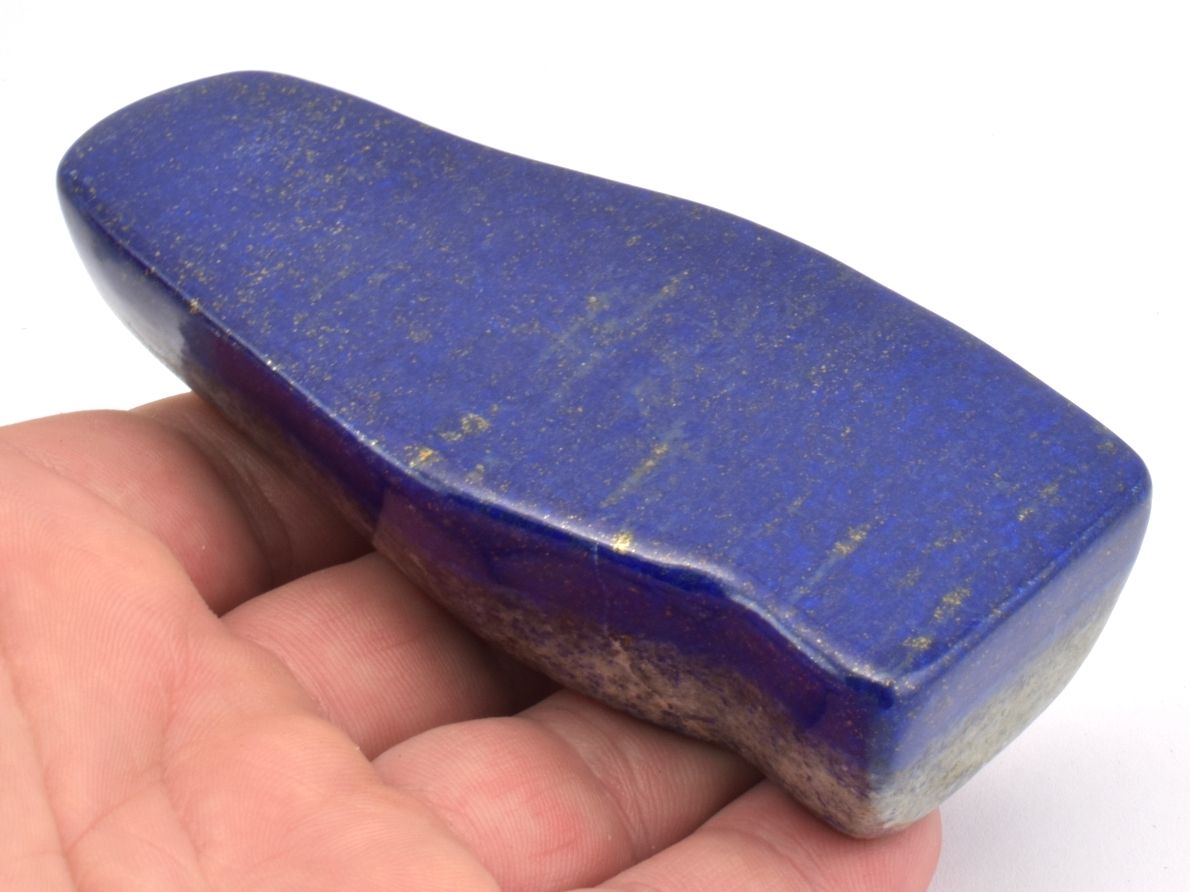 Lapis lazuli vyleštěný do hladkého povrchu, bohatý na modrý minerál lazurit.