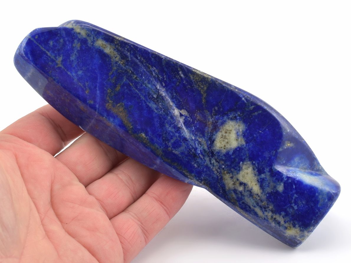 Hladce leštěný lapis lazuli bohatý na lazurit.