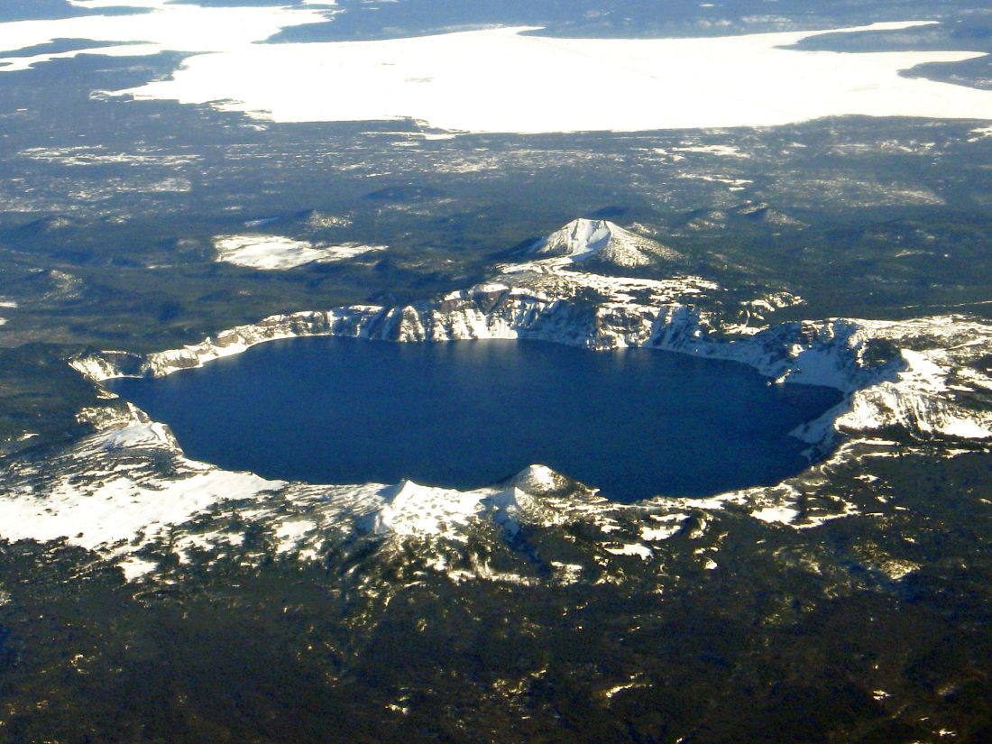 crater-lake-zatopena-nejhlubsi-jezero-usa