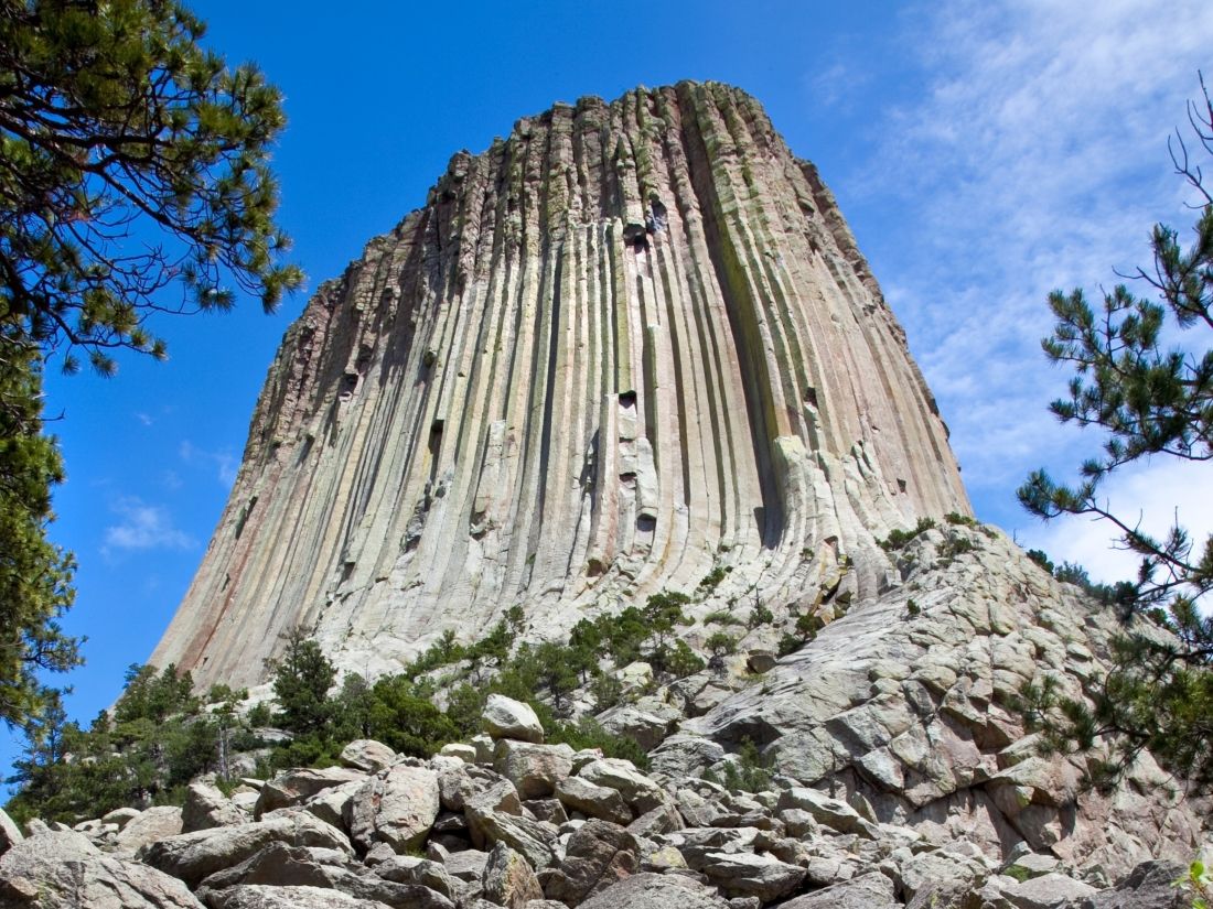 dablova-vez-devils-tower-wyoming-kamenne-varhany