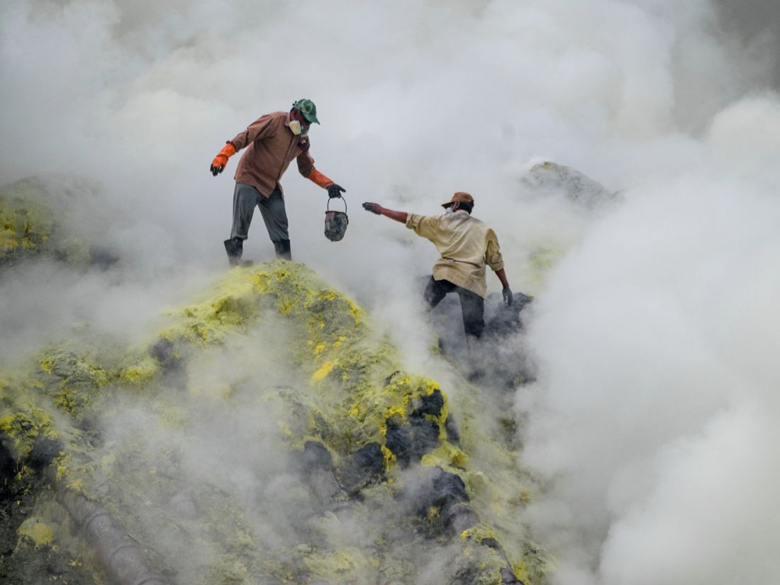 tradicni-tezba-siry-v-kawah-ijen
