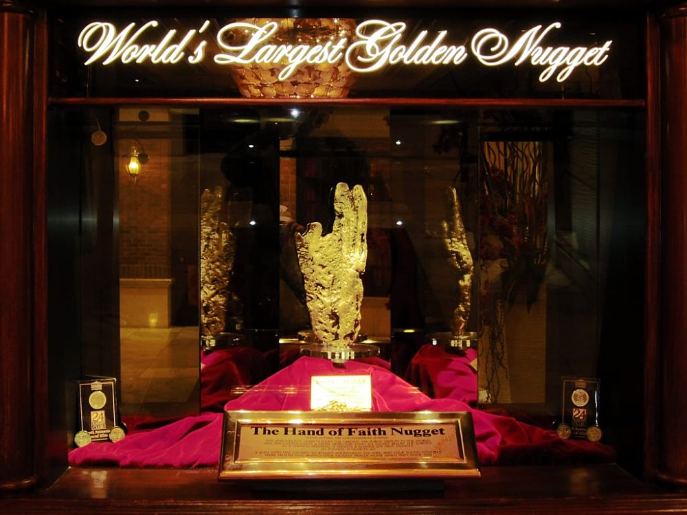 Zlatý nuget Hand of Faith vystavený v kasinu Golden Nugget v Las Vegas.