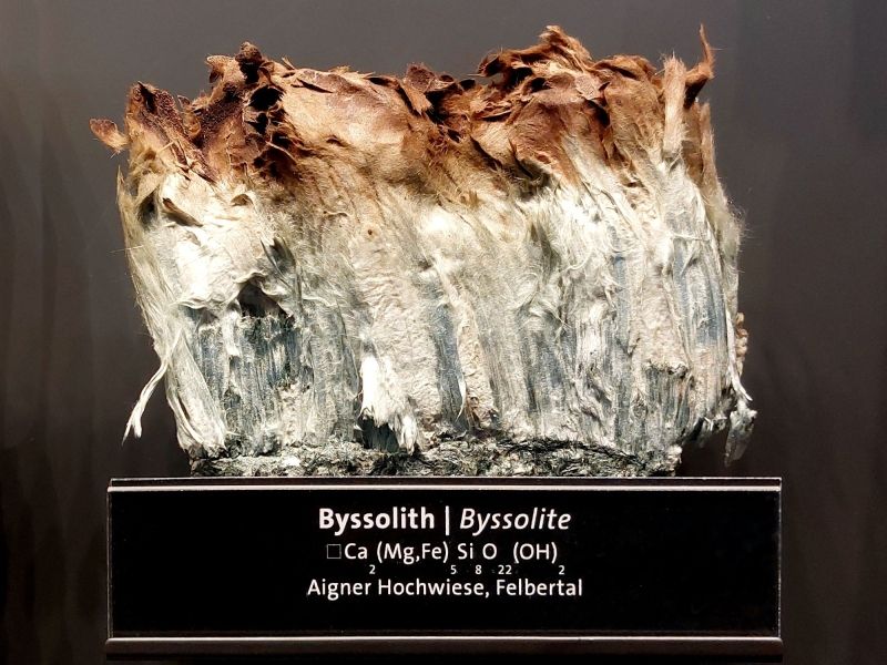 mineralogie-aktinolit--byssolit--felbertal-rakousko-20cm