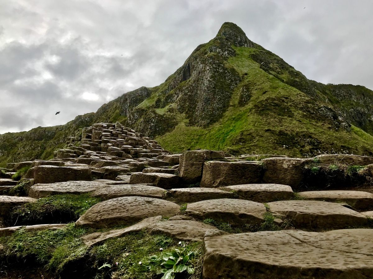 obruv-chodnik-giants-causeway-severni-irsko-cedicove-sloupy