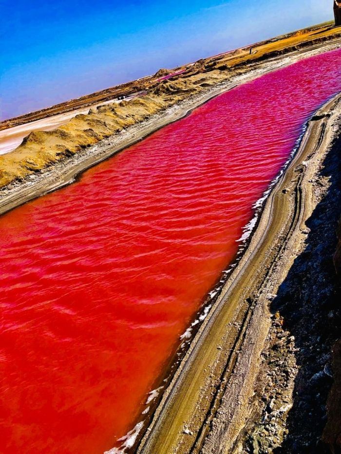 ruzove-jezero-v-namibii