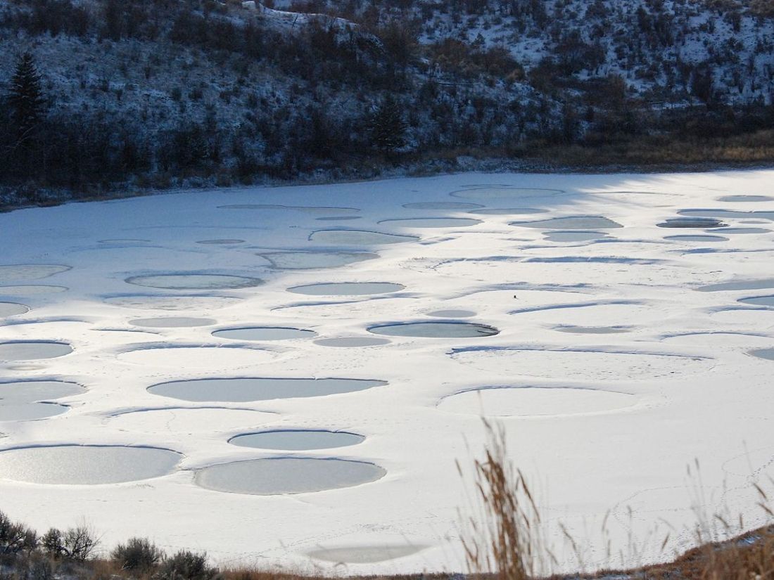 skvrnite-jezero-khiluk-v-zime