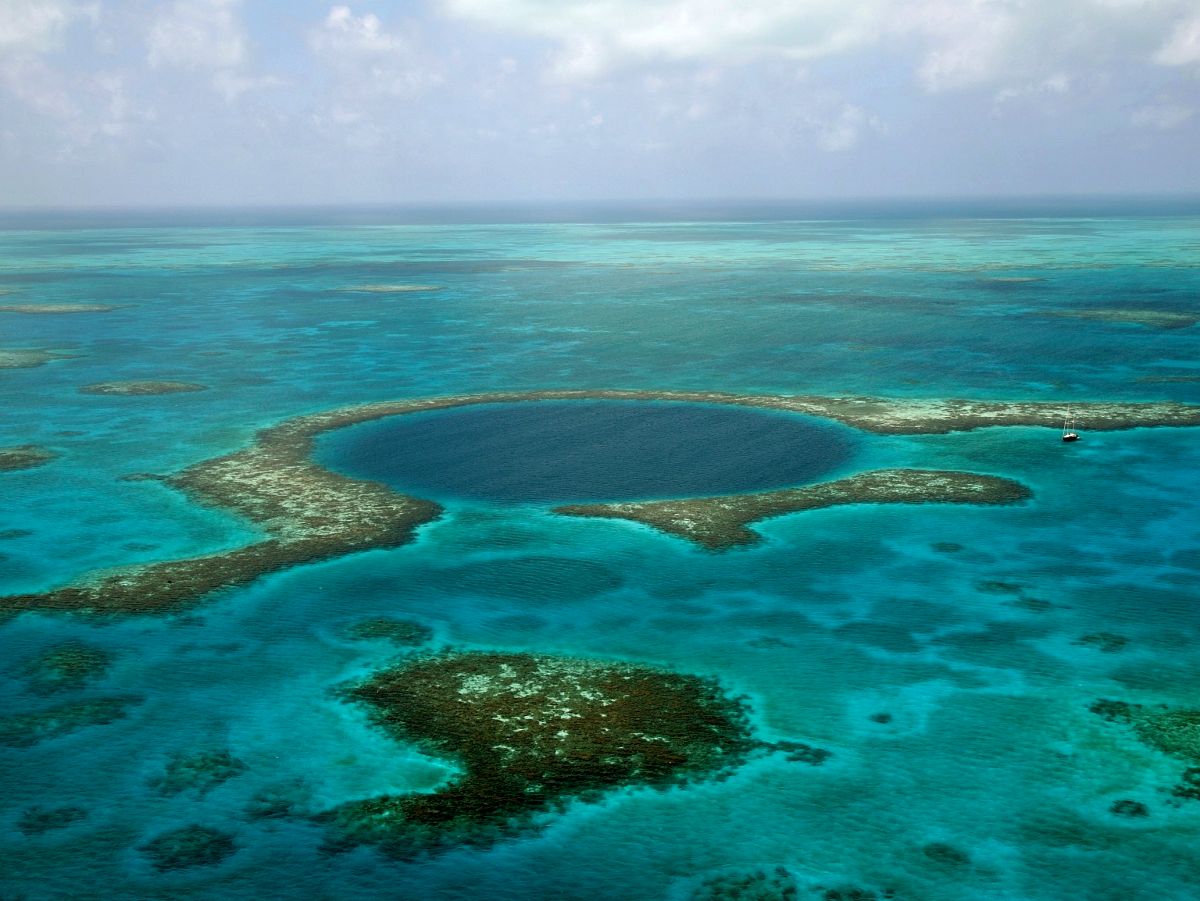 Belize_Blue_Hole_-modra-dira