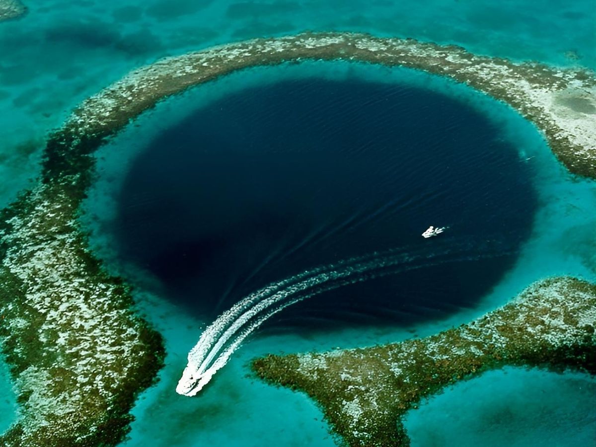 Great_Blue_Hole-velka-modra-dira
