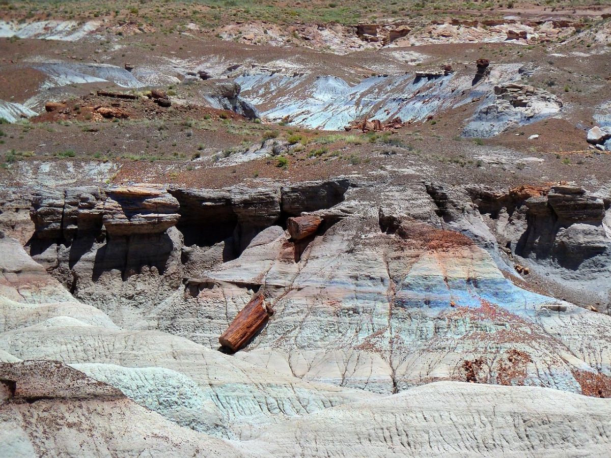 Pestrá pouštní krajina s červenými a oranžovými tóny v Painted Desert.