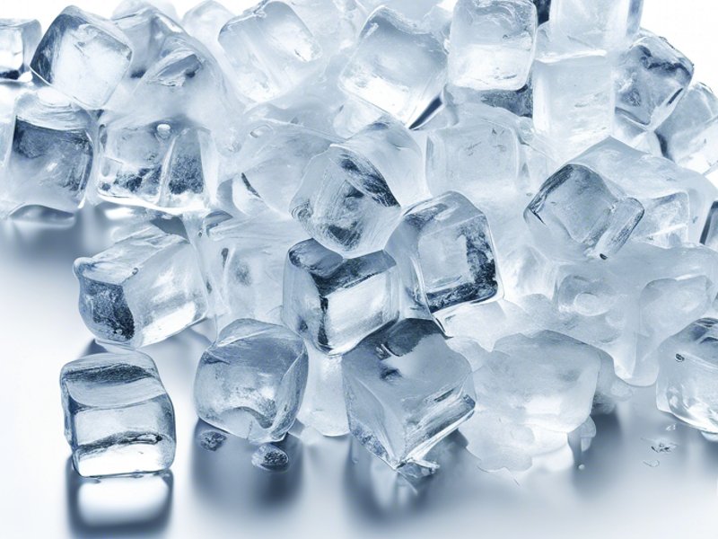Kostky ledu používané k ochlazení studených kamenů.