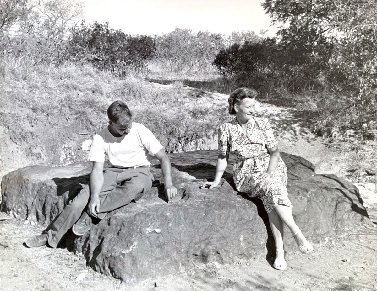 Historická fotografie Ory Scheel na meteoritu Hoba z roku 1952, před vyhlášením památky.