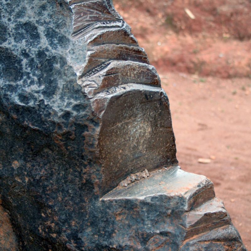 mbozi-meteorit-poskozeni-vyrez