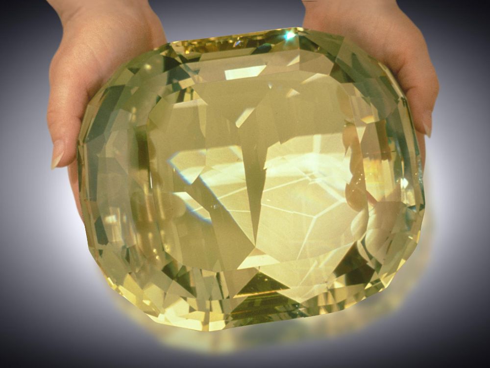 american-golden-topaz-na-rukou