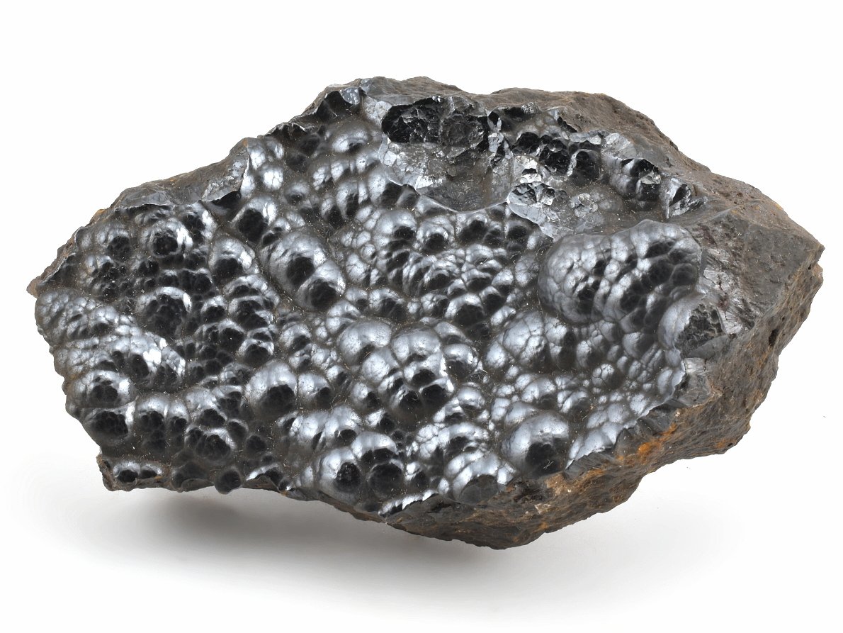 Přírodní hematit s kovovým leskem v černošedé barvě na detailní fotografii minerálu.